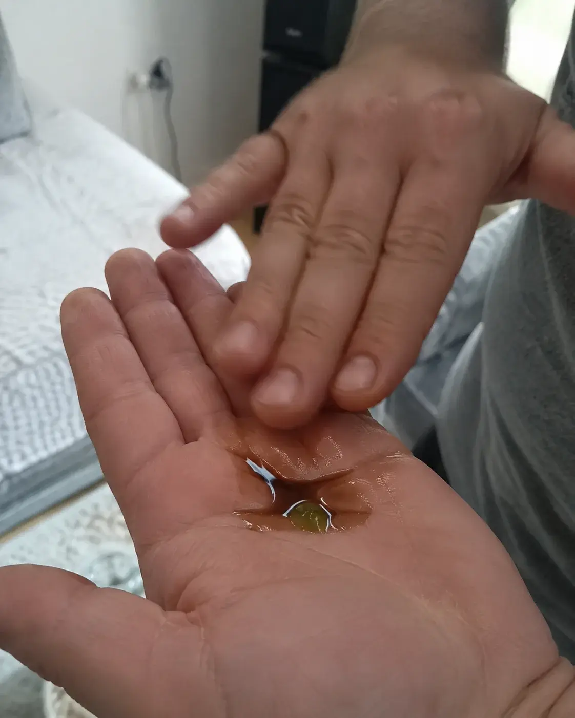 Dlan sa ricinusovim ulj i kapljicom ruzmarinovog esencijalnog ulja