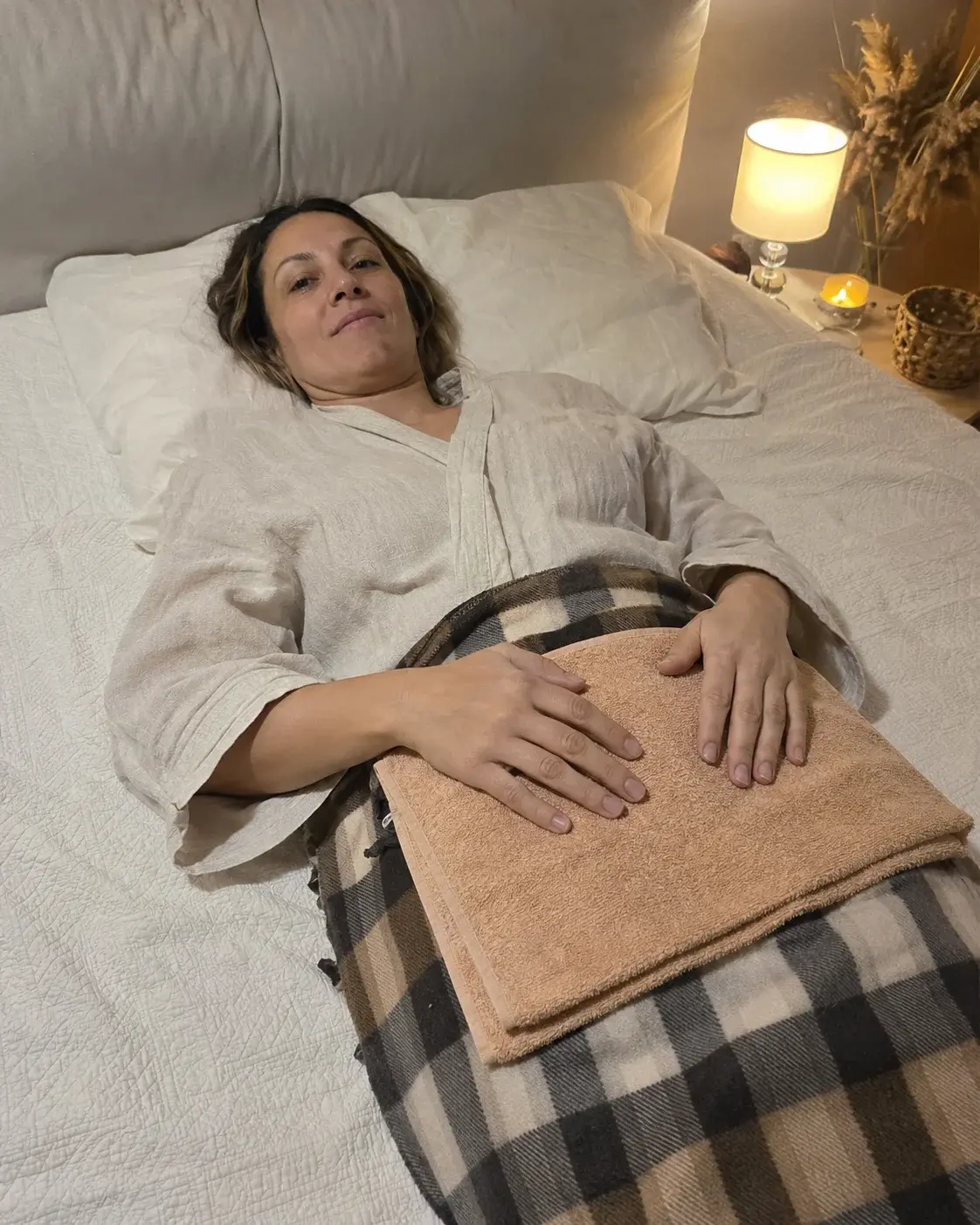 Žena leži opuštena sa flanelskim oblogom preko stomaka